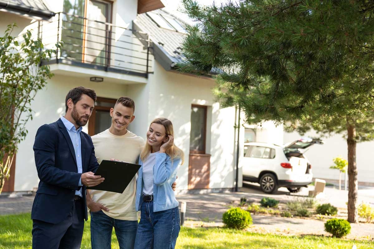 Family reviewing contractor insurance coverage with a professional in Peoria, IL